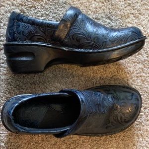 Boc Blue Patterned Clog Style Shoes Size 7.5